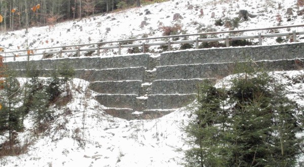 gabionová zeď v zimě, Peklo Lipí, Náchodsko