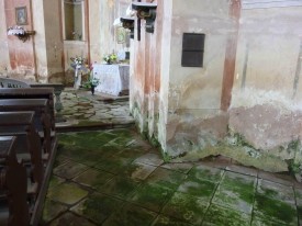 Zamokření podlahy a stěn v interiéru kostela