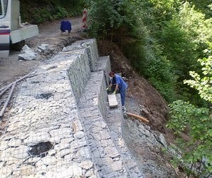 výstavba gabionové zdi v údolí Metuje