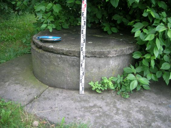 Skružová studna využívaná jako monitorovaný objekt / Jiří Petera - sluýby v oboru geologie